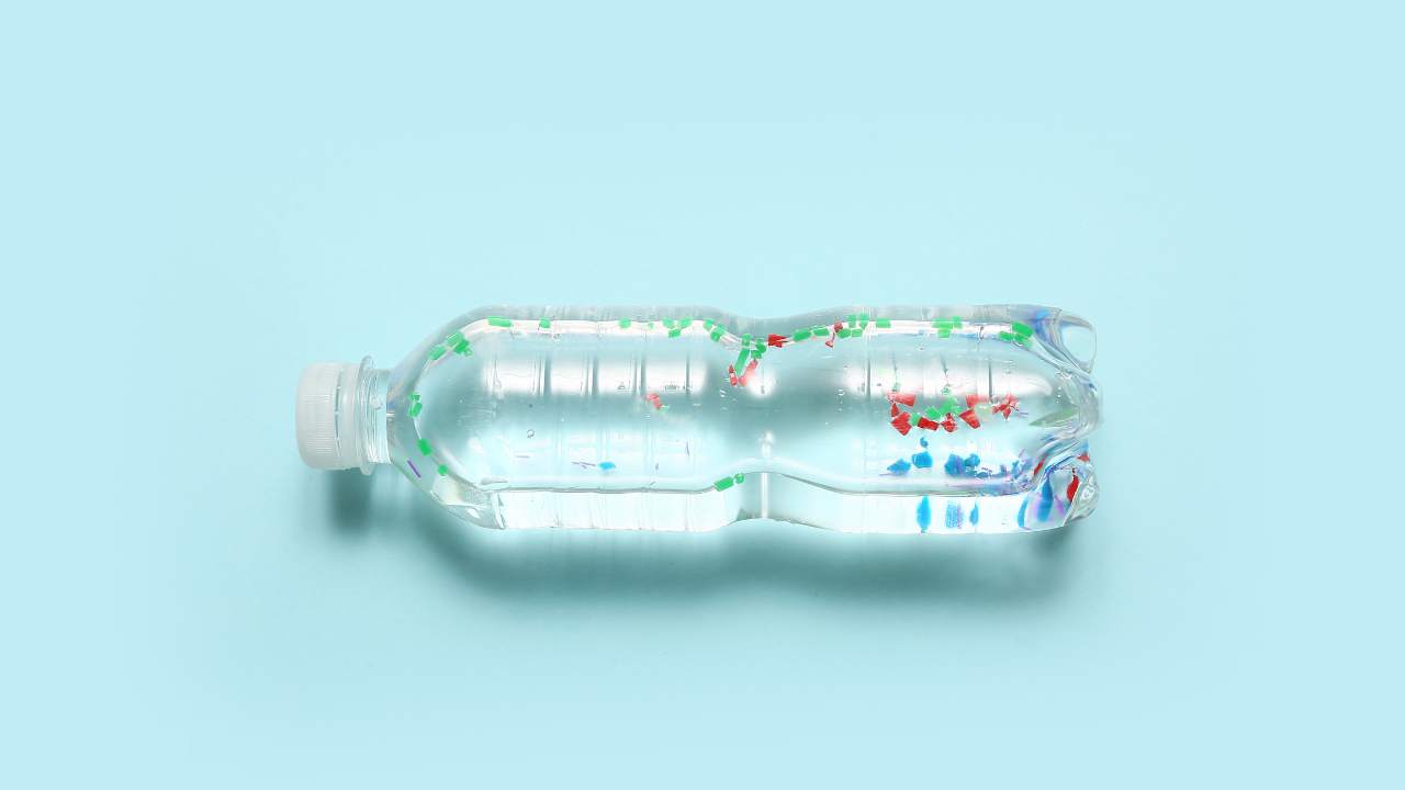 Eau en bouteille - Aux arĂŽmes de microplastiques