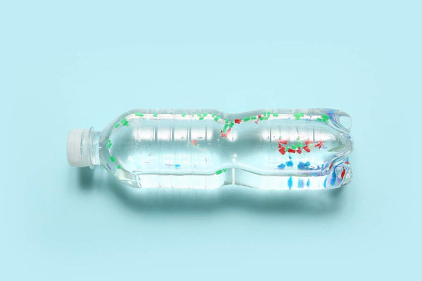 Eau en bouteille - Aux arômes de microplastiques